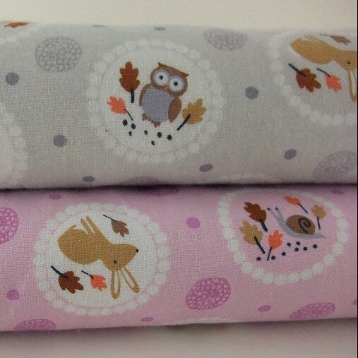 Studio E Fabrics Baumwollstoff GENTLE FOREST CIRCLE TOSS Rosa – Verspielter Waldstoff mit Tieren & Kreismuster
