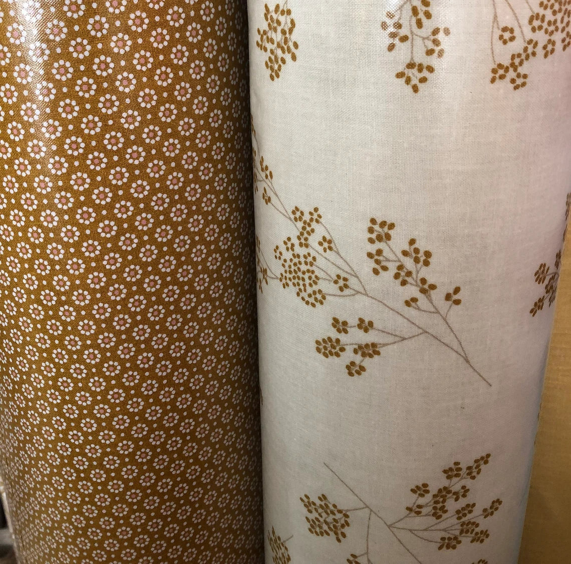 AU MAISON Wachstuch Alberte Mustard, Blumen Sträucher, senfgelb creme, beschichtete Baumwolle