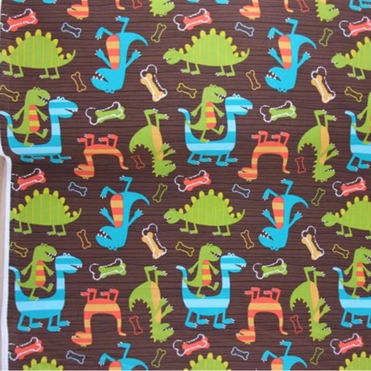 Michael Miller Baumwollstoff DINO DUDES – Bunte Dinosaurier auf brauner Holzmaserung Dinosaurierstoff