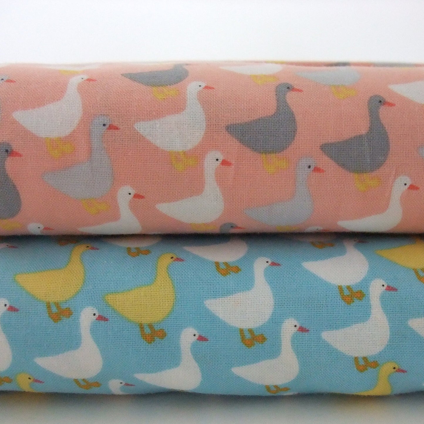 Robert Kaufman Baumwollstoff Urban Zoologie Minis GOOSE DUCK Himmelblau – Verspielter Tierstoff mit Gänse und Enten