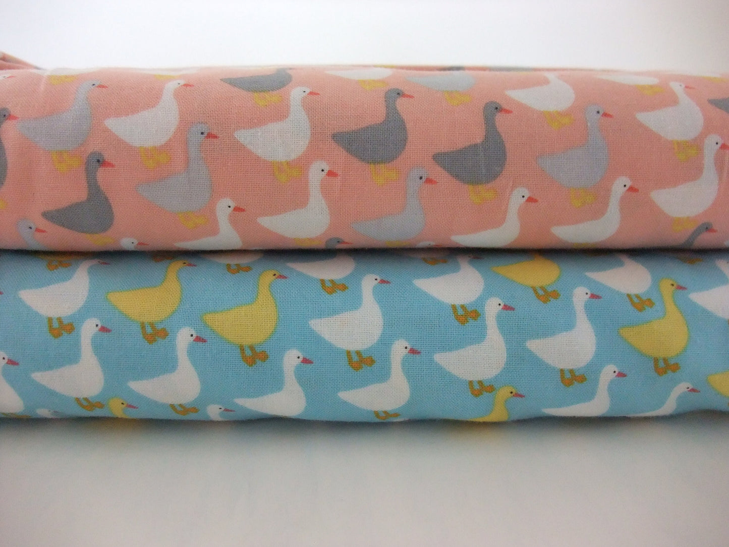 Robert Kaufman Baumwollstoff Urban Zoologie Minis GOOSE DUCK Peach Pink – Süßer Tierstoff mit Gänse und Enten in Apricot Rosa Grau