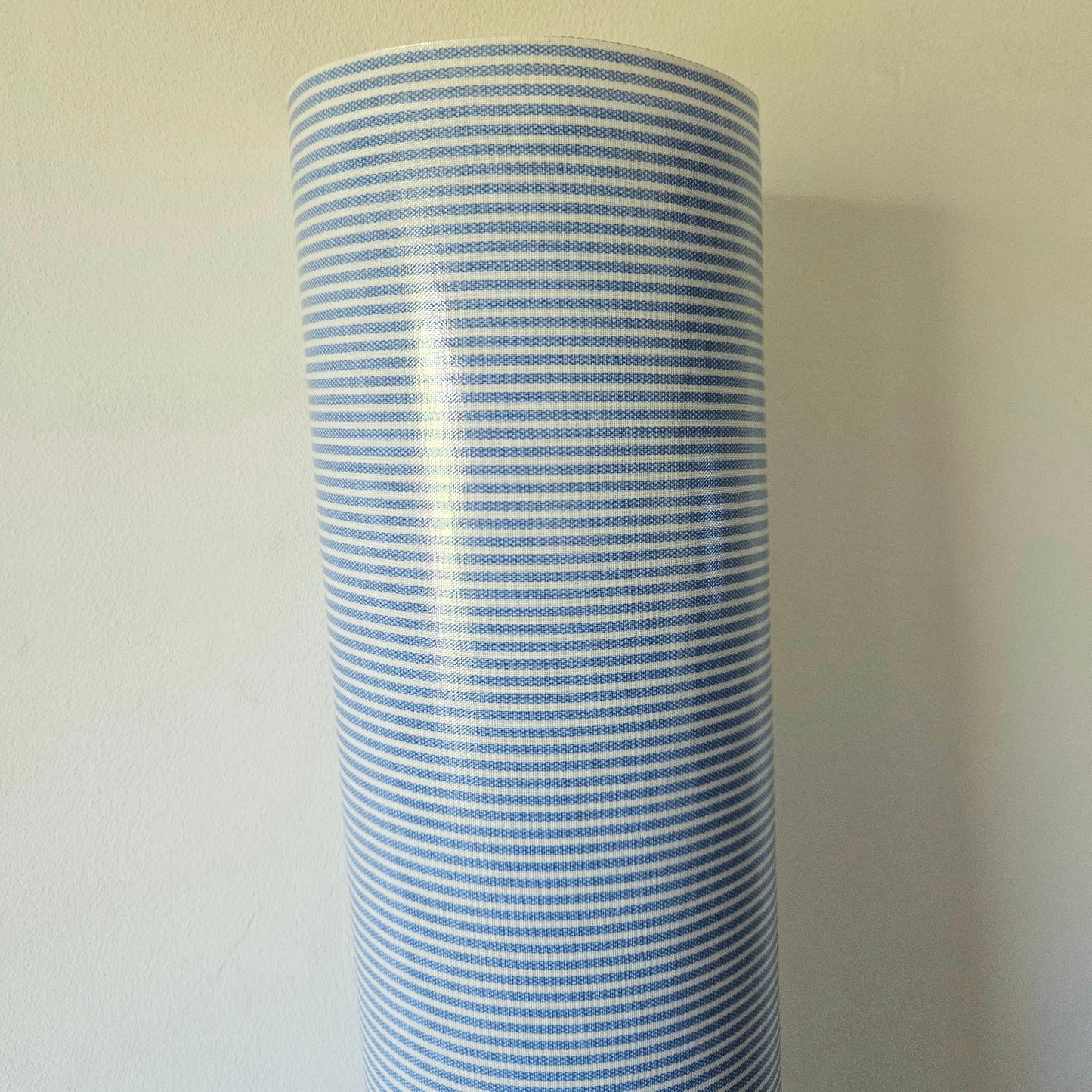 AU MAISON Wachstuch Stripe French Blue, hellblaue schmale Streifen, beschichtete Baumwolle