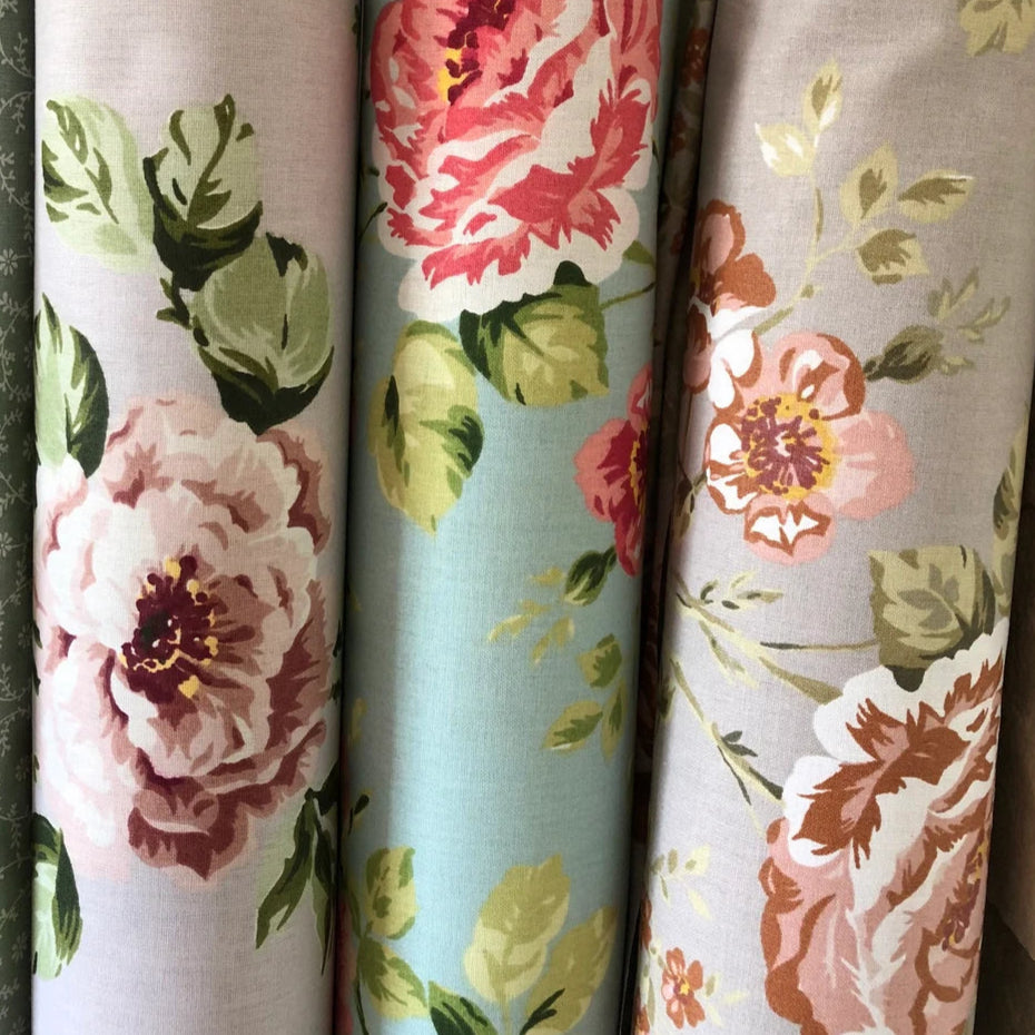AU Maison Baumwollstoff Sophia Grey Blumenstoff große Blumen in Altrosa Altgrün Grau