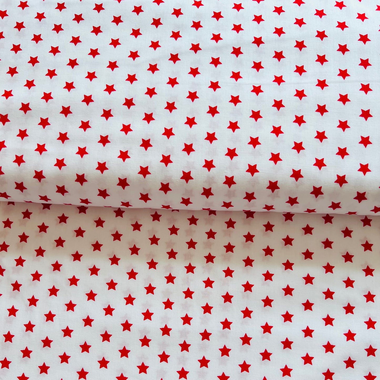 Tissu en coton BLANC avec ÉTOILES ROUGES 10 mm, 140 cm de large, tissu étoile