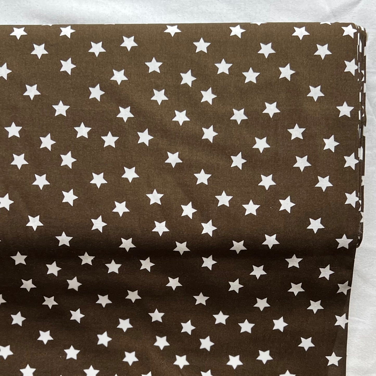 Tissu en coton MARRON avec ÉTOILES BLANCHES 15 mm, 140 cm de large, tissu étoiles