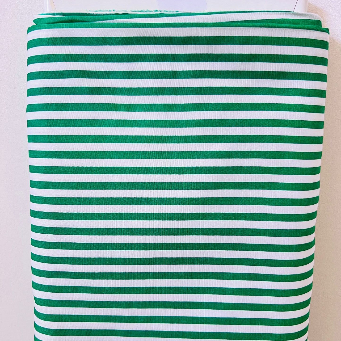 Tissu en coton VERT à rayures blanches de 5 mm, largeur 140 cm, tissu rayé