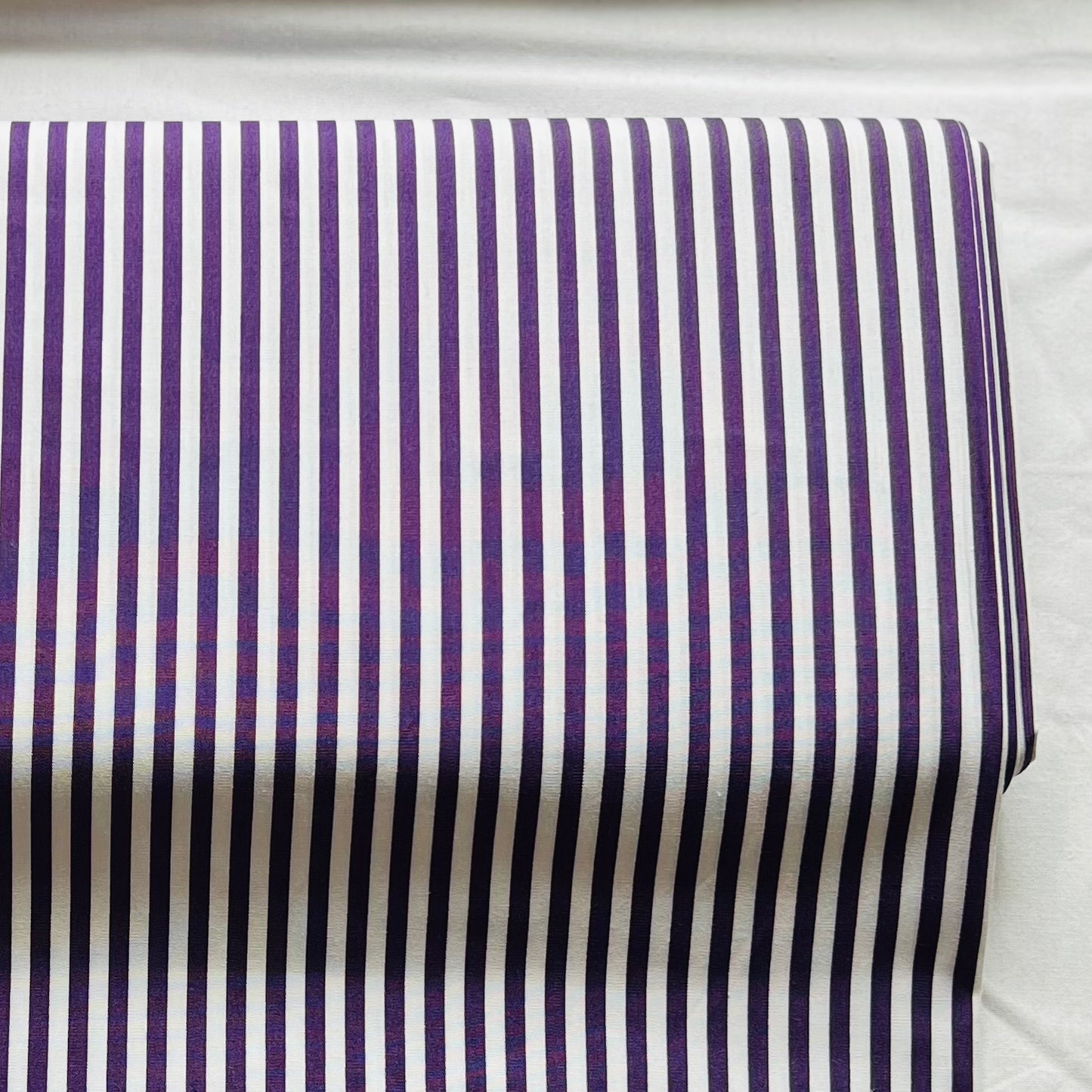 Tissu en coton VIOLET avec des RAYURES blanches de 5 mm, 140 cm de large, tissu rayé
