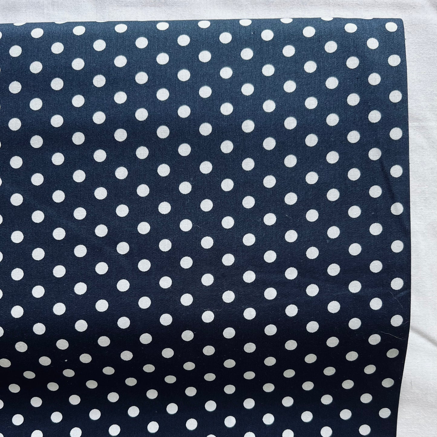 Tissu en coton BLEU FONCÉ à POIS blancs de 7 mm, 140 cm de large, tissu à pois