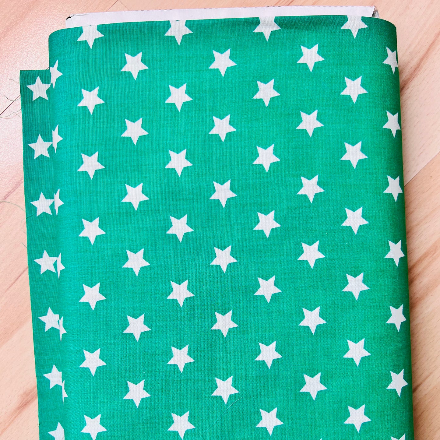 Tissu en coton VERT avec ÉTOILES BLANCHES 15 mm, 140 cm de large, tissu étoiles