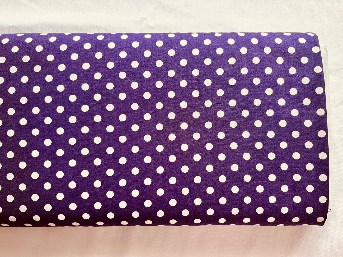 Tissu en coton VIOLET à POIS blancs de 7 mm, largeur 140 cm, tissu à pois