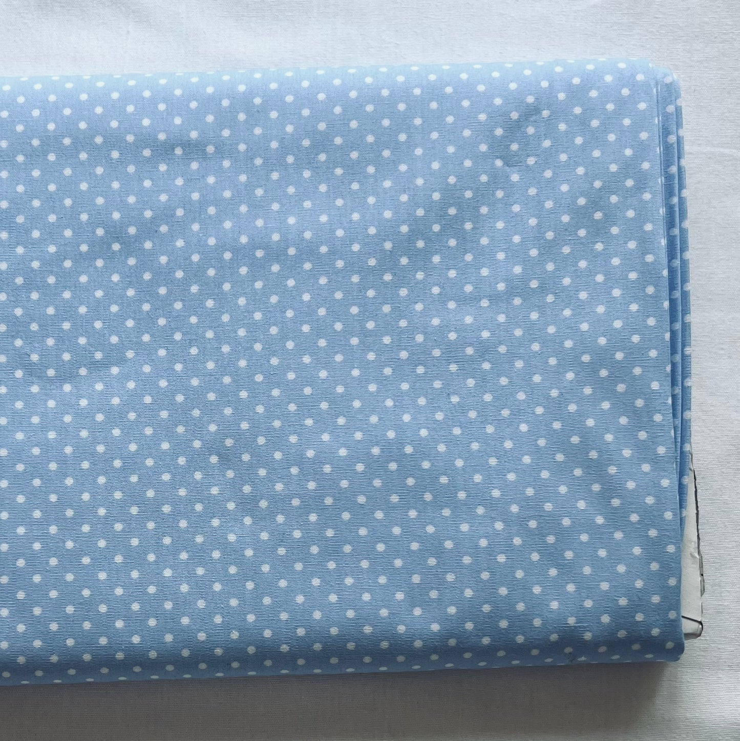 Tissu en coton BLEU CLAIR à POIS blancs de 2 mm, largeur 140 cm, tissu à pois