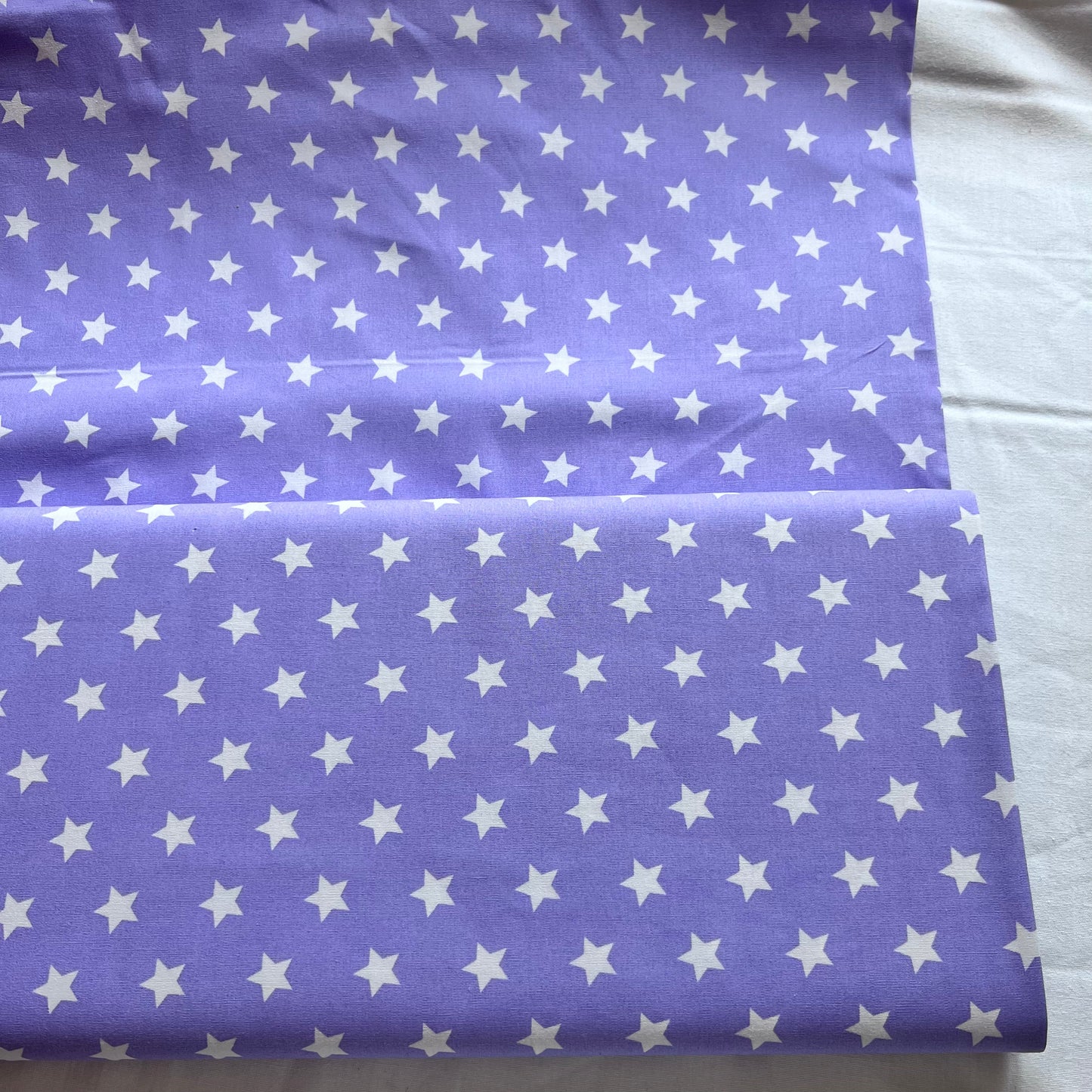 Tissu en coton LILAS avec ÉTOILES BLANCHES 15 mm, 140 cm de large, tissu étoiles