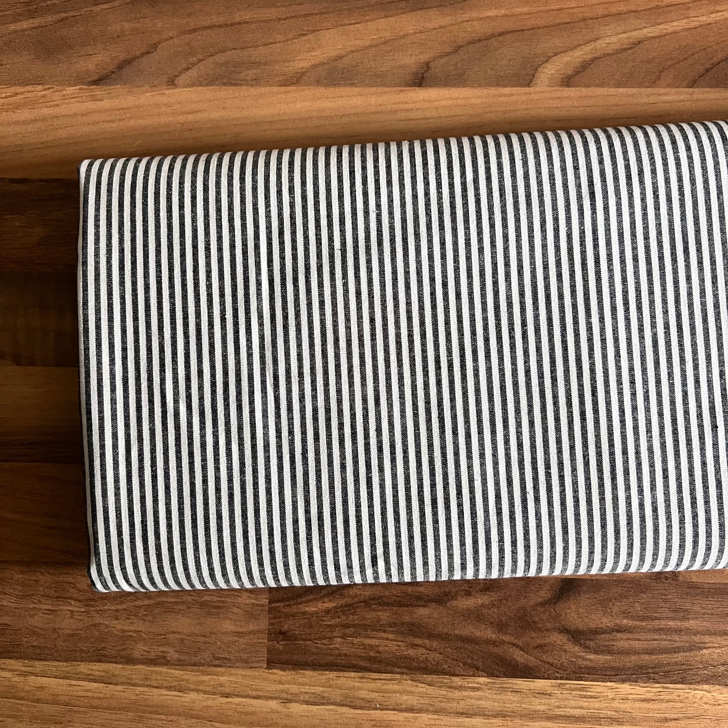 Baumwollstoff SCHWARZ mit weißen 3 mm STREIFEN, 140 cm breit, Streifenstoff