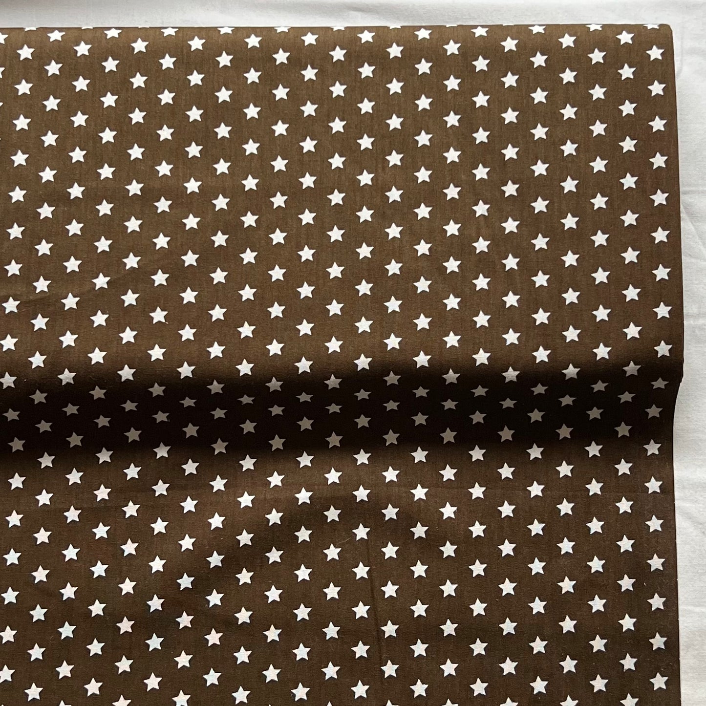 Tissu en coton MARRON avec ÉTOILES BLANCHES 10 mm, 140 cm de large, tissu étoiles